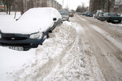 Sniegas valdo miestą