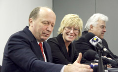 Premjeras sutiktas su kiaulės galva ir plakatais