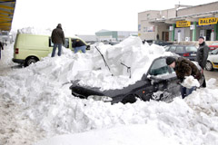 Sniegas palaidojo automobilius