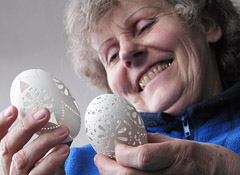 Kiaušinio lukštą gręžioja stomatologijos grąžtukais