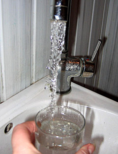 Geriamajame vandenyje fluoro per daug