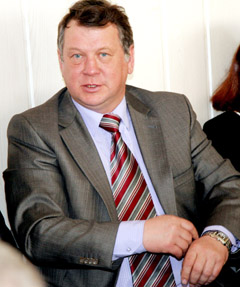 Dalininkai direktoriui galvos nenukirto