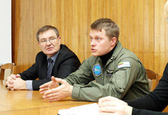 Karinius lėktuvus bus galima paliesti