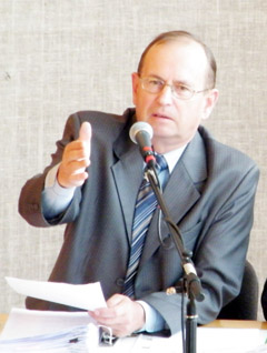 Ketinama reikšti nepasitikėjimą Kelmės rajono vadovais