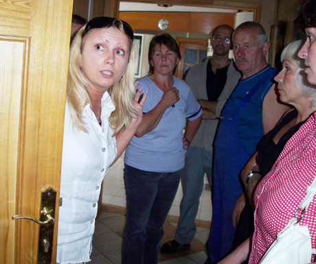 Kiaulės – po peiliu, darbuotojai – po padu?