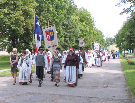 Folkloro kolektyvai linksminosi Komaro dvare