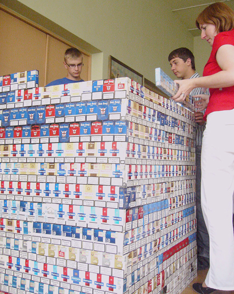 Statoma rekordinė konstrukcija iš cigarečių pakelių