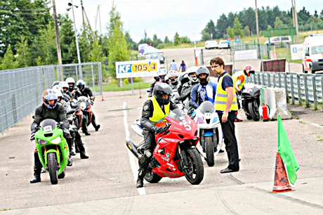 Motociklininkus kvies lakstyti ne gatvėmis, o lenktynių trasoje