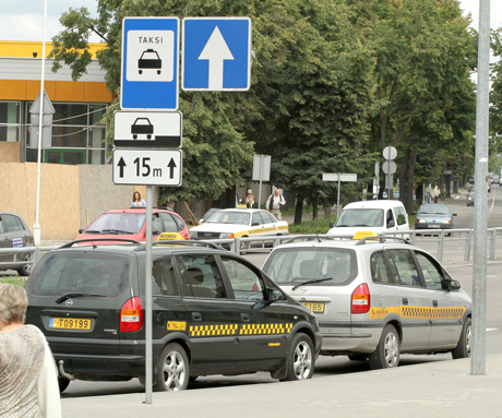 Taksi karą pralaimi keleiviai