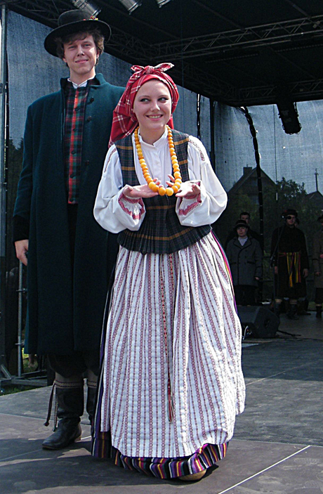 Lietuvių tautinis kostiumas keitėsi