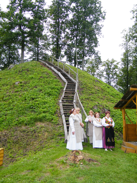 Prie piliakalnio skambėjo lietuviškos dainos