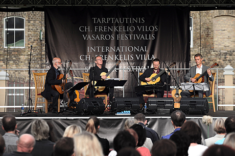 Skambėjo gitaros muzika