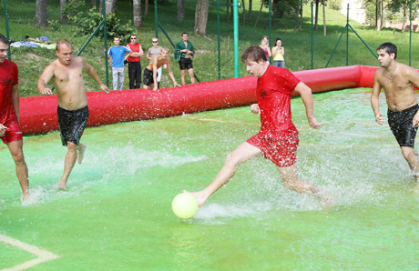 Šiauliečiai išbandė vandens futbolą