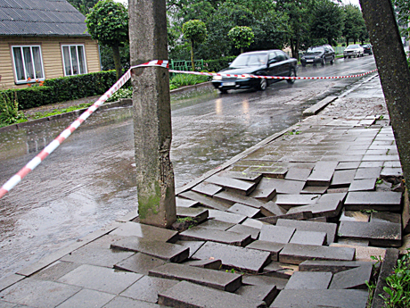 Vanduo apardė gatvę ir šaligatvį