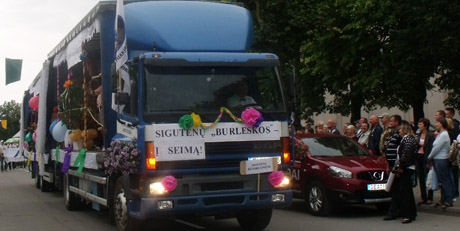 „Atsipūtusį“ Pakruojį šturmavo politikai