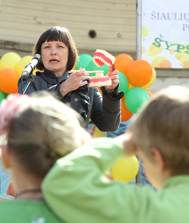 Vaikai dainuodami mokėsi valyti dantukus