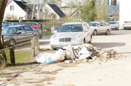 Gyventojus piktina statybininkų paliktos šiukšlės