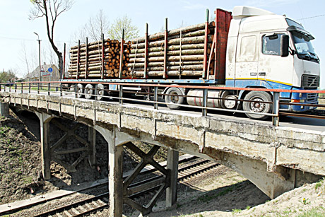 Via­du­kas griūva