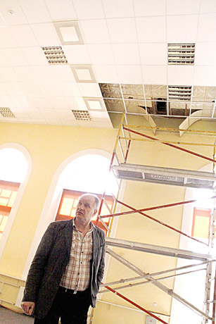 Gimnazijos stogas gresia įgriūti