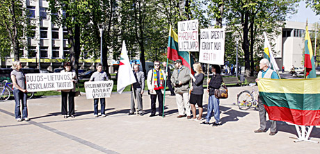 Piketai prieš skalūnus tęsiasi