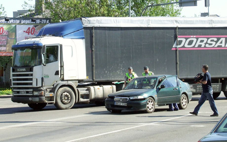 Automobiliai neišsiteko kelyje