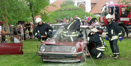 Ugniagesiai ir kariai šventė Pakruojo dvare