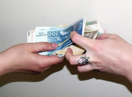 Sukčiai vėl apsimetinėja aukų artimaisiais