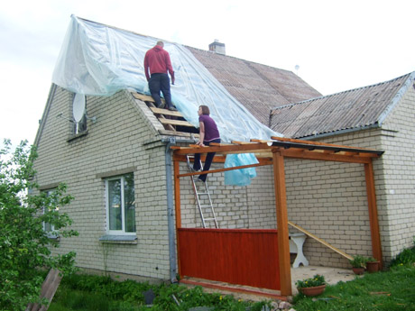 Virš kai­mo praū­žė vie­su­las