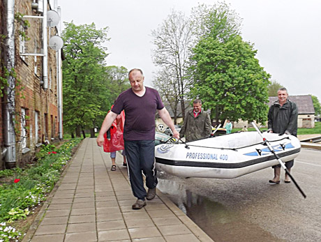 Žemyn upe į vyšnių sodą