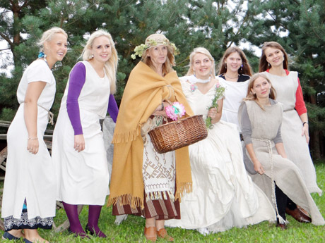 Mergvakariai: tradicijos atgimsta ar išsigimsta