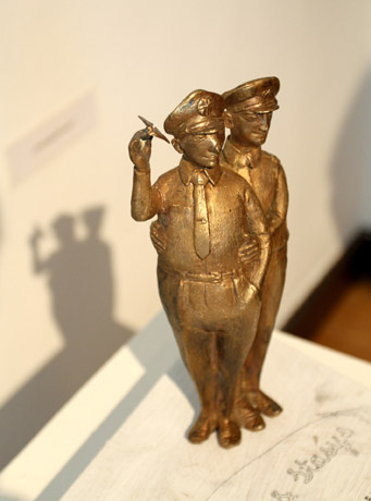 Ironiškas skulptoriaus požiūris į emigraciją