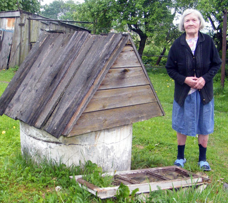 Paslauga: parnešti du kibirus vandens