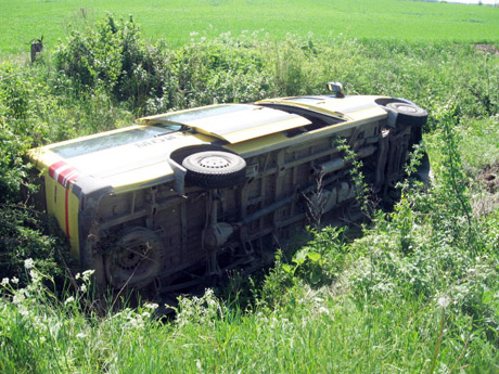 Au­to­bu­sui nu­vir­tus į grio­vį, su­ža­lo­ti mo­ki­niai