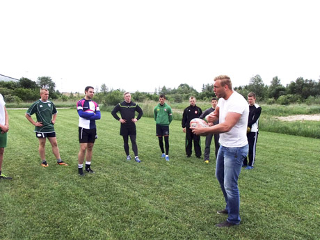 Šiauliečiai plušo profesionalaus Anglijos regbio žaidėjo treniruotėje