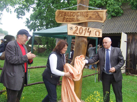 Pedagoginėje fermoje ūkininkaus neįgalūs moksleiviai