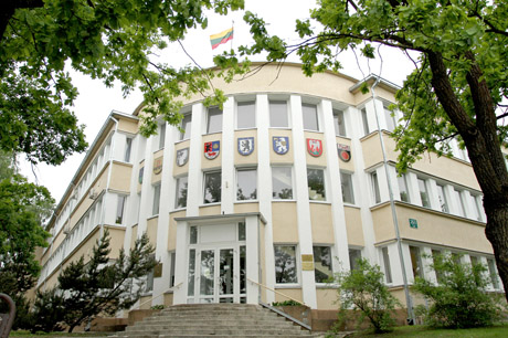 Ar teisėjai iškraustys valdininkus?