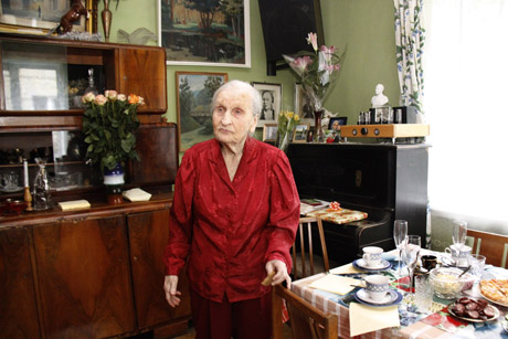 102 gimtadienį ilgaamžė šventė su kava ir šokoladu