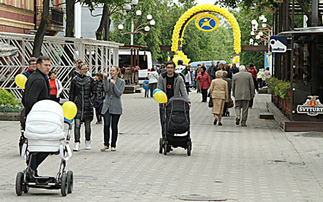 Mažieji šiauliečiai nuspalvino miestą saulėtais balionais