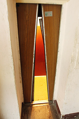 Lif­tas įkalino motiną su vaiku