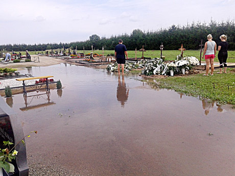 Linksmučių kapinės: elitui – žemė, vargšams – vanduo