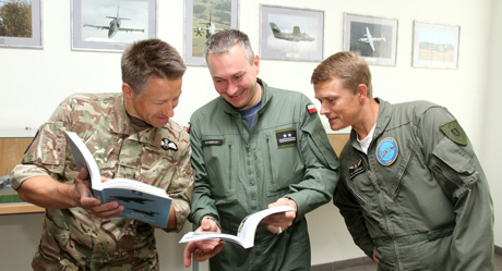 Knyga apie NATO misiją – junginių vadų rankose