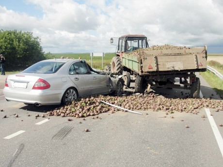 Traktorių taranavo neblaivi ir be teisių šiaulietė