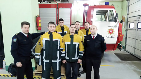 Savanoriai ugniagesiai gavo darbe reikalingų dovanų