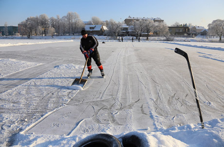 Kviečia į čiuožyklą, bet sniegą pamiršo nukasti