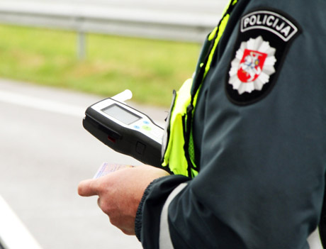 Neb­lai­vus vai­ruo­to­jas pa­rei­gū­nams siū­lė po 1 000 eu­rų