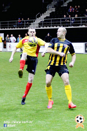 Ant dirbtinės dangos tęsiasi futbolininkų kovos