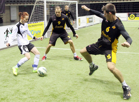 Futbolininkės prieš krepšininkus – 5:6