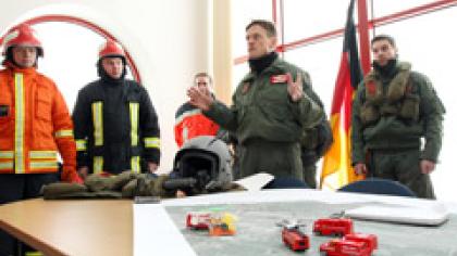 Pra­ty­bos ­grū­di­no ka­rius ir žurnalistus