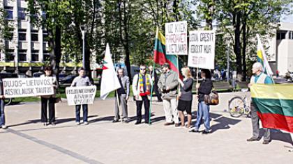 Piketai prieš skalūnus tęsiasi