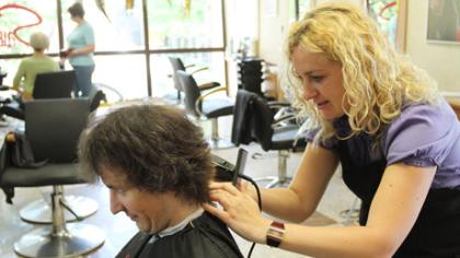 Kirpėjos pasigenda natūralių plaukų